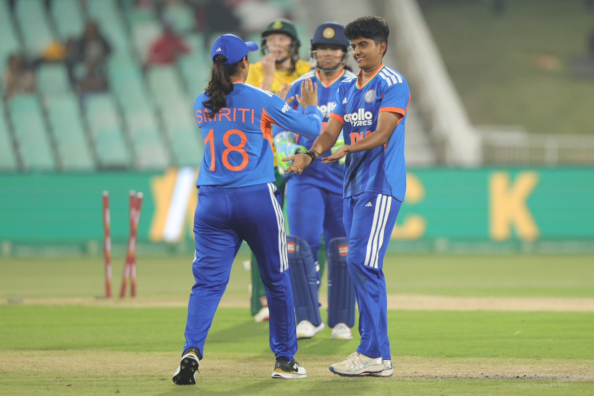 BCCIWomen's tweet image. Outfoxed by Sree Charani 👌

Richa Ghosh does the rest behind the stumps 🧤

Wicket No. 2⃣ as Tazmin Brits walks back ☝️

Updates ▶️ bit.ly/SAWvINDW-1stT2…

#TeamIndia | #SAvIND