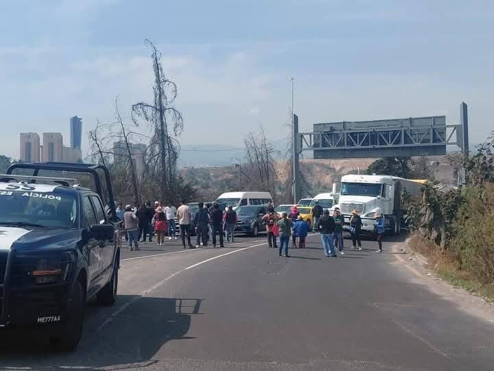 🚧 Bloqueo en la carretera libre #Toluca–#Naucalpan

👉🏽 Habitantes de La Magdalena Chichicaspa mantienen una manifestación para exigir atención tras el derrame de combustible provocado por el choque entre un tráiler y una pipa ocurrido ayer.