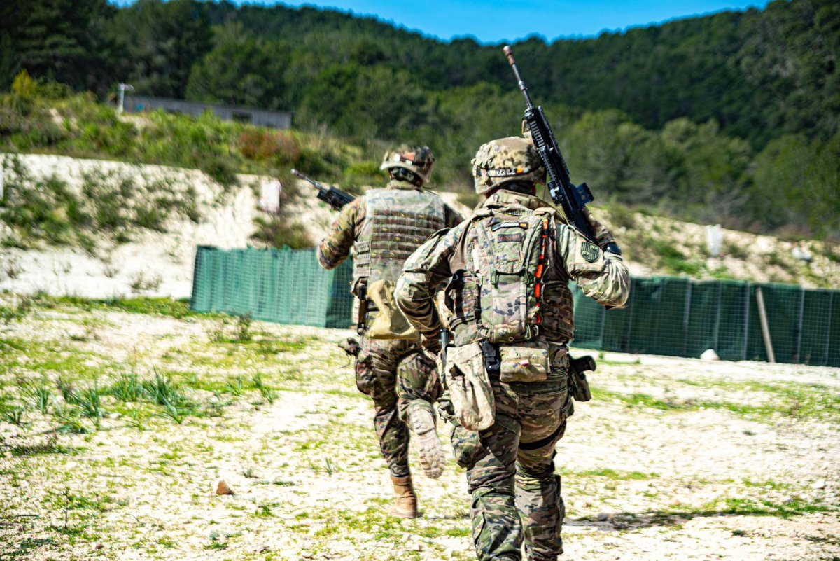 EjercitoTierra's tweet image. 🌙#BuenasNoches ¡El orgullo de pertenecer al #EjércitodeTierra 💪! se refleja en cada acción diaria con profesionalidad y compromiso de proteger y servir a #España, honrando la historia y tradiciones que forjaron nuestra nación.  👉 ¡Si estás con nosotros, comparte!