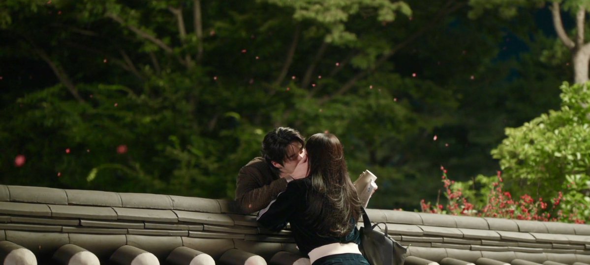#PerfectCrown #PerfectCrownEp3
Me encanta la complicidad que ya existe entre ellos porque tienen momentos íntimos donde comparten sobre sus temores familiares y mientras tanto Huiju demuestra tanta audacia en el palacio; pero quedó sorprendida con el beso repentino del Príncipe.