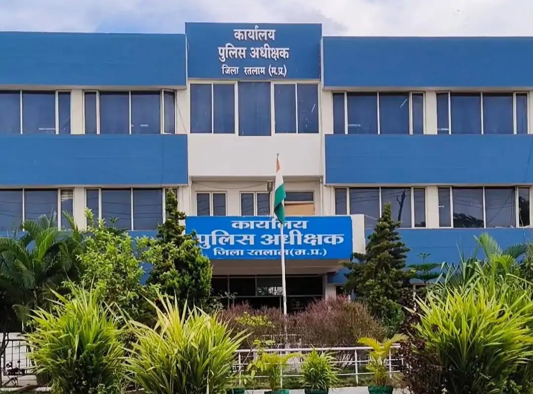 SP_RATLAM_MP's tweet image. 👉रतलाम पुलिस की सख्त कार्रवाई— नाबालिग बालिकाओं से अनैतिक देह व्यापार कराने वाली महिला सहित एक युवक गिरफ्तार
👉 02 नाबालिग बालिकाओं का सुरक्षित रेस्क्यू, आरोपियों के विरुद्ध धारा 143(4), 3(5) BNS, PITA Act एवं POCSO Act के तहत प्रकरण दर्ज

#RatlamPolice #MPPolice #CrimeControl