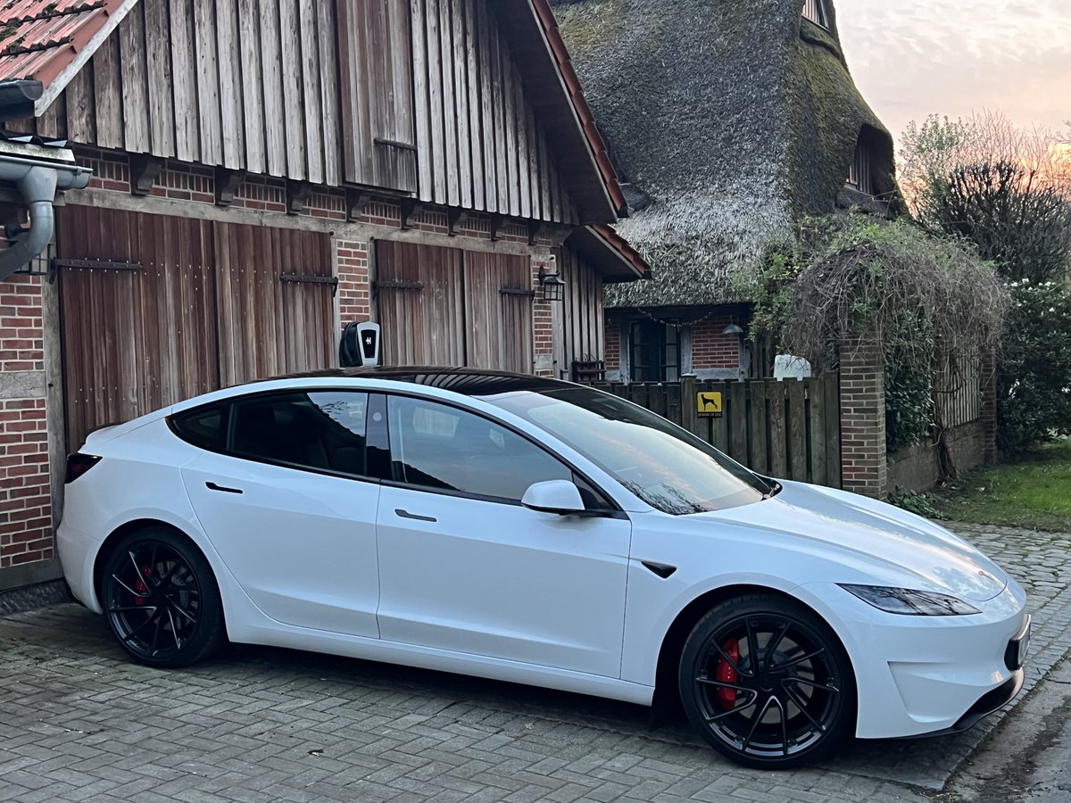 DocDudl's tweet photo. This thing is so cool. Thx to #Elon Musk &amp; #Tesla https://t.co/mTpD1TBIrH