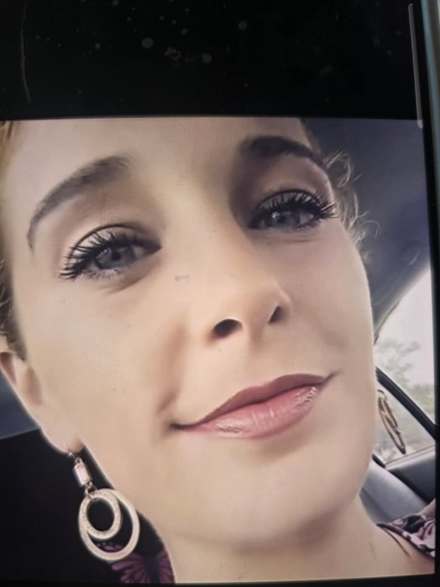 MatrixPrime_'s tweet photo. This insane woman,  spends all her time on Twitter starting fights with people - while neglecting her kids 

She is a unfit mother , and her kids are better off without her around 

If she has ever harassed U online
If she got U swatted , DM me 

We taking this bitch down this year