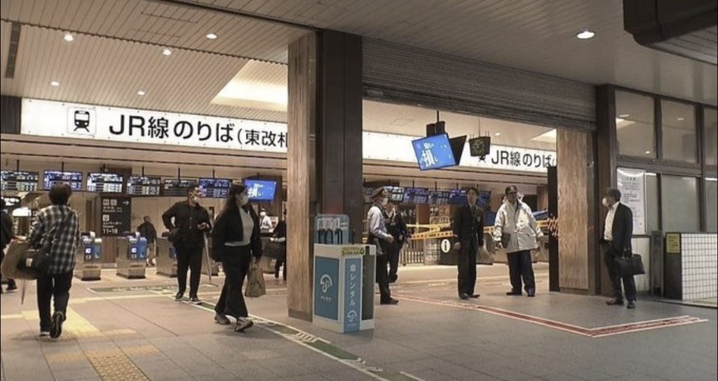 ylomva's tweet photo. 【出頭】大阪・JR天王寺駅の殺人未遂事件、21歳男を逮捕 「ニュースをみて警察署に来た」
https://t.co/h0nLzVX4CY…

9日、JR天王寺駅で20代の男性が腕を刺されケガをした事件。男はその場から車で逃走していたが、17日の朝、知人とともに「ニュースをみて天王寺警察署に来た」と出頭したという。 https://t.co/tkJBzr1Kbv