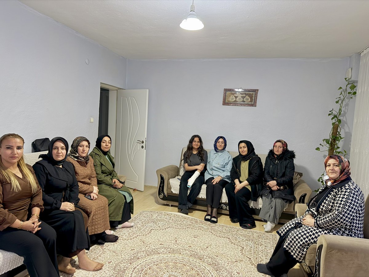 Bugün Dumlupınar Mahallesi’nde geçmiş olsun ziyaretinde bulunduk.

Kadın Kolları olarak, her zaman olduğu gibi iyi günde de zor günde de hemşehrilerimizin yanında olmaya gayret ediyoruz. 
Tüm hastalarımıza acil şifalar diliyor,  hastamızın da en kısa sürede sağlığına kavuşmasını