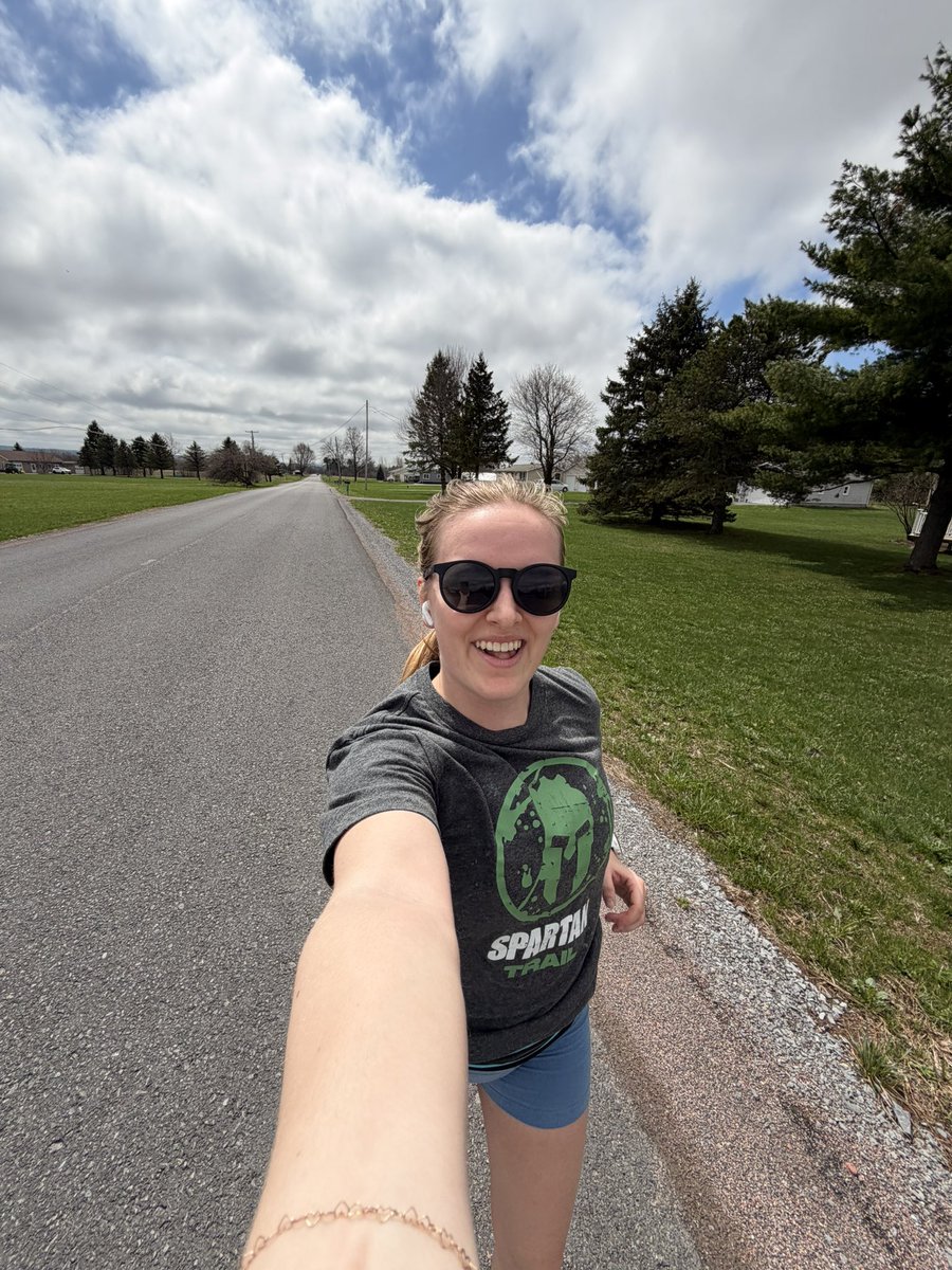 UGCwithalli's tweet image. Happy Friday!! 
Spent my lunch break outside putting the miles in! 🏃‍♀️☀️ 

Today’s workout:
10 min warmup
3x5:00min at goal race pace 
3x200m sprint 
15min cooldown 

@goodr #runner #running #wellness #halfmarathon #ugccreator