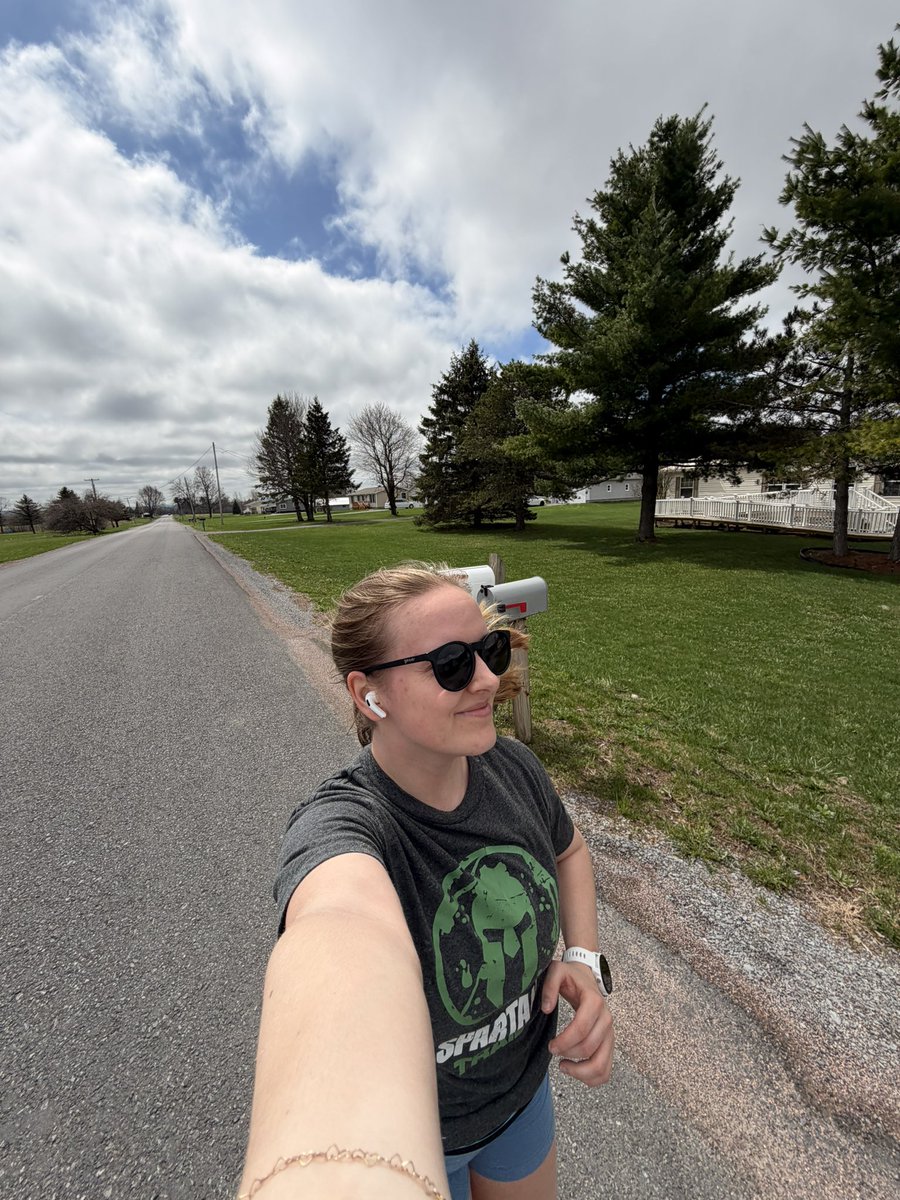 UGCwithalli's tweet image. Happy Friday!! 
Spent my lunch break outside putting the miles in! 🏃‍♀️☀️ 

Today’s workout:
10 min warmup
3x5:00min at goal race pace 
3x200m sprint 
15min cooldown 

@goodr #runner #running #wellness #halfmarathon #ugccreator