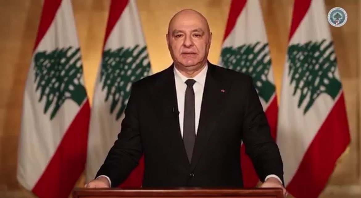 SarahhFadel18's tweet photo. هذا الرئيس لا يمثّلنا، وخطابه الليلة لا يُشبهنا.
عون، رئيسُ الآخرين يهزأ بتضحياتنا، ويُسخّف أحزاننا ومعاناتنا بكلماته التي ربما لم يكتبها هو!

الليلة، #ليلة_سقوط_الرئيس من أعيننا دفعةً واحدة.

خطاب عون يزيدنا قناعةً بخياراتنا، كشعبٍ مقاوم، في الوقوف خلف المقاومة في كل قراراتها التي نراها صائبة، ومنبثقة عن بصيرةٍ وعقلٍ وحكمة، يفتقر إليها رجل يسكن بعبدا، ويعجز حتى عن إصلاح قسطل مياه لمن يخاطبهم.