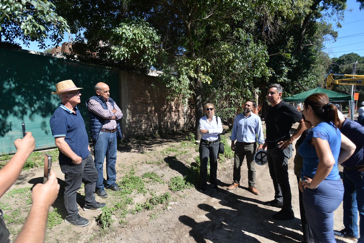 miguelsiciliano's tweet photo. RECTA FINAL PARA LOS DESAGÜES QUE BENEFICIARÁN A MÁS DE 100 MIL VECINOS DE ZONA SUR

La obra de desagües pluviales en las calles Madre Sacramento, Adoratrices y Santa María Micaela está llegando a su fin, lo que mejorará la vida de miles y miles de residentes de la zona sur. Por eso, vecinos e instituciones de estos barrios nos acompañaron a recorrer esta obra que viene a dar respuesta a los problemas históricos de acumulación de agua durante las épocas de lluvia intensa. Juntos, escuchando, intercambiando y con fuerza de trabajo, seguimos avanzando para que las familias cordobesas vivan mejor.

#HacerParaCrecer