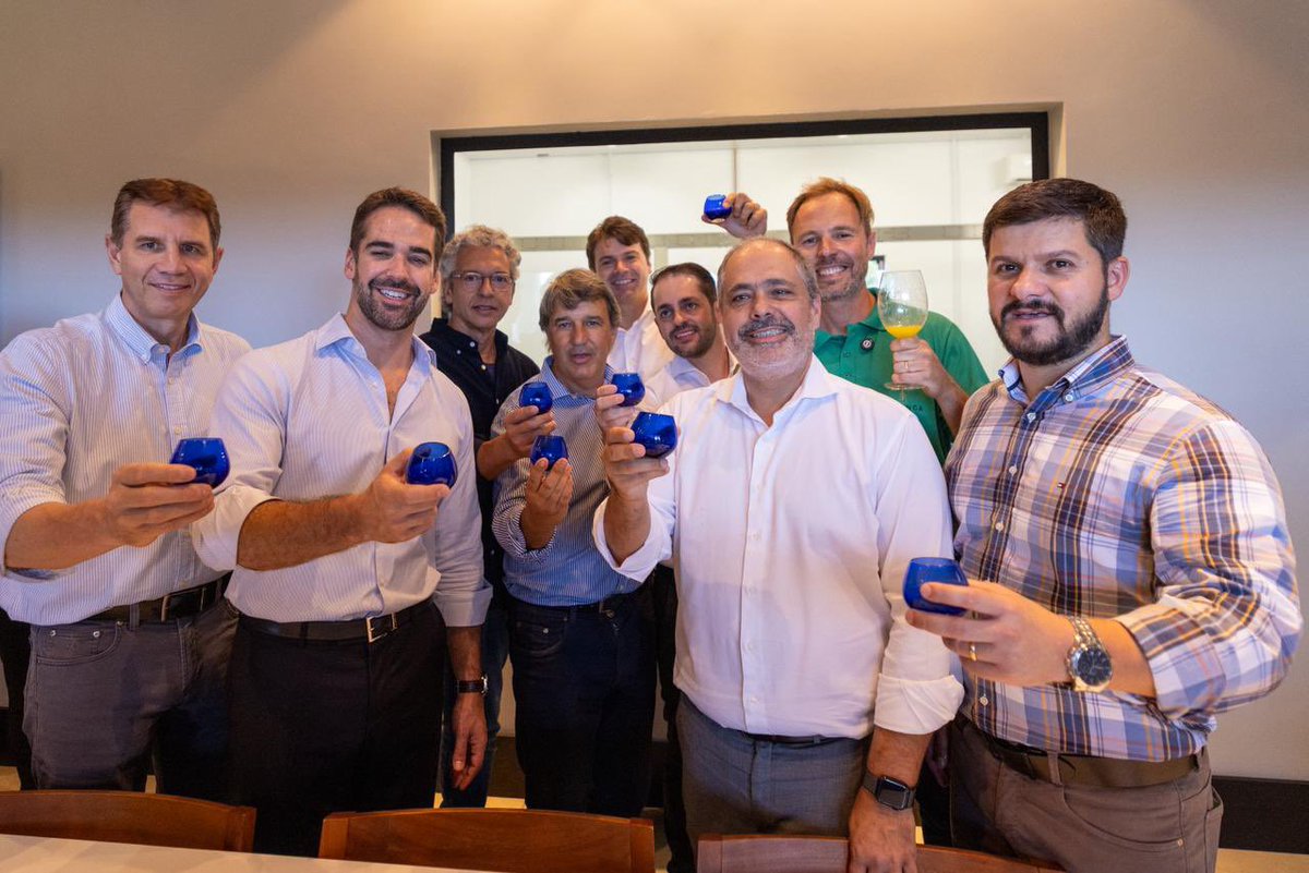 EduardoLeite_'s tweet photo. Colocando o Rio Grande do Sul como referência na produção de oliva, hoje celebramos, em Triunfo, a 14ª Abertura Oficial da Colheita da Oliva, consolidando uma política pública que transforma potencial em resultado: a expectativa é alcançar 800 mil litros de azeite nesta safra no Estado.

Hoje, o nosso Estado conta com cerca de 6.500 hectares plantados, mais de 350 produtores e presença em mais de 100 municípios. Esse desempenho é fruto de uma estratégia estruturada de desenvolvimento regional, com diversificação produtiva, assistência técnica e estímulo à agroindustrialização.

Estamos organizando uma cadeia que agrega valor, amplia mercados e nos posiciona como líder na produção de azeites, com impacto direto na geração de renda. Nosso compromisso é consolidar o Rio Grande do Sul como referência em qualidade, promovendo desenvolvimento econômico com mais oportunidades para quem vive e trabalha no campo.