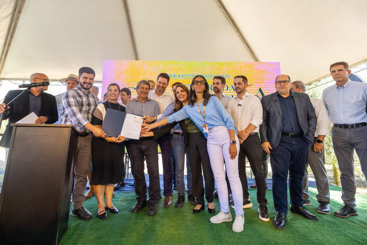 EduardoLeite_'s tweet photo. Colocando o Rio Grande do Sul como referência na produção de oliva, hoje celebramos, em Triunfo, a 14ª Abertura Oficial da Colheita da Oliva, consolidando uma política pública que transforma potencial em resultado: a expectativa é alcançar 800 mil litros de azeite nesta safra no Estado.

Hoje, o nosso Estado conta com cerca de 6.500 hectares plantados, mais de 350 produtores e presença em mais de 100 municípios. Esse desempenho é fruto de uma estratégia estruturada de desenvolvimento regional, com diversificação produtiva, assistência técnica e estímulo à agroindustrialização.

Estamos organizando uma cadeia que agrega valor, amplia mercados e nos posiciona como líder na produção de azeites, com impacto direto na geração de renda. Nosso compromisso é consolidar o Rio Grande do Sul como referência em qualidade, promovendo desenvolvimento econômico com mais oportunidades para quem vive e trabalha no campo.
