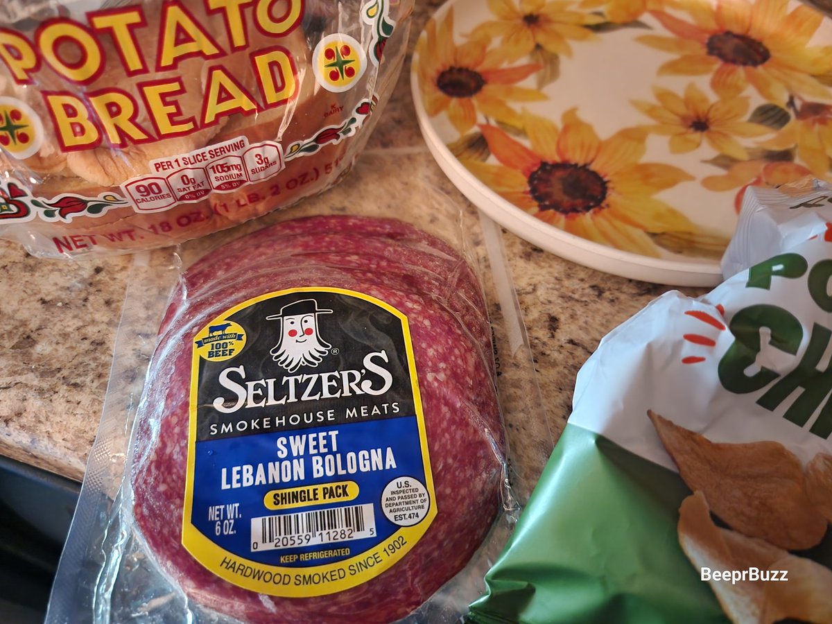 BeeprB's tweet photo. As I make my lunch... u can take the girl out of PA Dutchland but u can't take the PA Dutch out of the girl

Then I remembered a night in my 20s. We told a guy trying to talk to us I was PA DUTCH &amp; he said "oh I never dated a Dutch girl"
💣we ditched him 🤣

Ps chips go IN 🥪 https://t.co/a2wl1qGdlY
