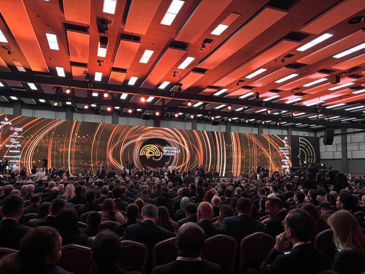 batuates44's tweet photo. Antalya Diplomasi Forumuna Yabancı part time Basın olarak katıldım :) , izlenimlerim daha çok ülke başkanı olabilir özellikle Avrupa'dan gayet güzel bir zirve basının da ilgi odağı ama daha kapsamlı ve büyük yapılmalı. https://t.co/v9PrFtty4s