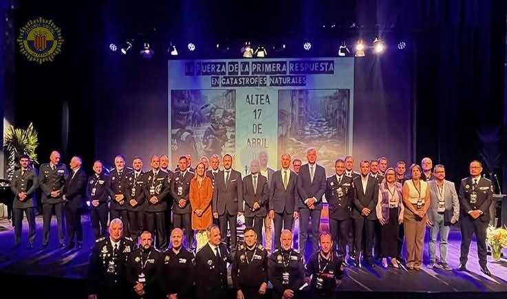 PoliciaAlfafar's tweet image. El alcalde de #Alfafar, Juan Ramón Adsuara, junto al comisario-jefe  y varios 👮👮 agentes del Cuerpo de Policía  Local, han asistido hoy, en #Altea, a la jornada sobre "La fuerza de la primera respuesta en catástrofes naturales".