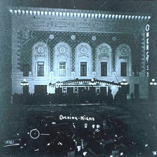 CityofYakima's tweet image. This #FlashbackFriday takes us to April 5, 1920, for opening night of Yakima's Mercy Theatre. It was renamed the Capitol Theatre a year later.
👉Visit capitoltheatre.org/about for Capitol Theatre history, including fire and rebuild in the 1970s. Photo/info courtesy Capitol Theatre