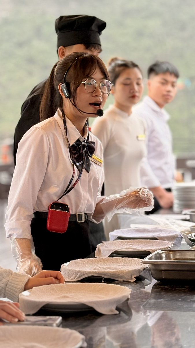 hafelg's tweet image. The missing #Vietnam files, day 24: Exactly one year ago today, we were cruising #HaLongBay. Limestone cliffs, calm water, and that hazy April light. Still thinking about this one 🛥️🌿

#Latergram #AprilMemories #SoutheastAsia