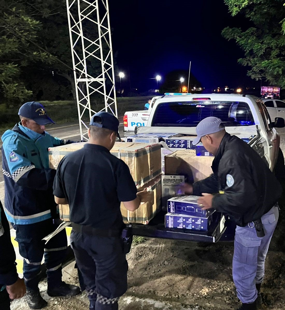 PoliciaFormosa's tweet photo. 📦 Secuestro de mercadería   🚔 La Policía incautó en Puente Uriburu mercadería extranjera sin aval aduanero, valuada en unos $4.000.000. ⚖️ Los elementos quedaron a disposición de la Dirección General de Aduanas.
#PolicíaDeFormosa #seguridad https://t.co/vggMTQUXJa