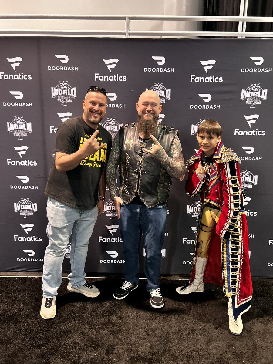 Aberna16Matthew's tweet image. Our dude @Erik_WWE so happy to see you again! Next time you see us, we’ll be dressed like you and Ivar! Lol #raid