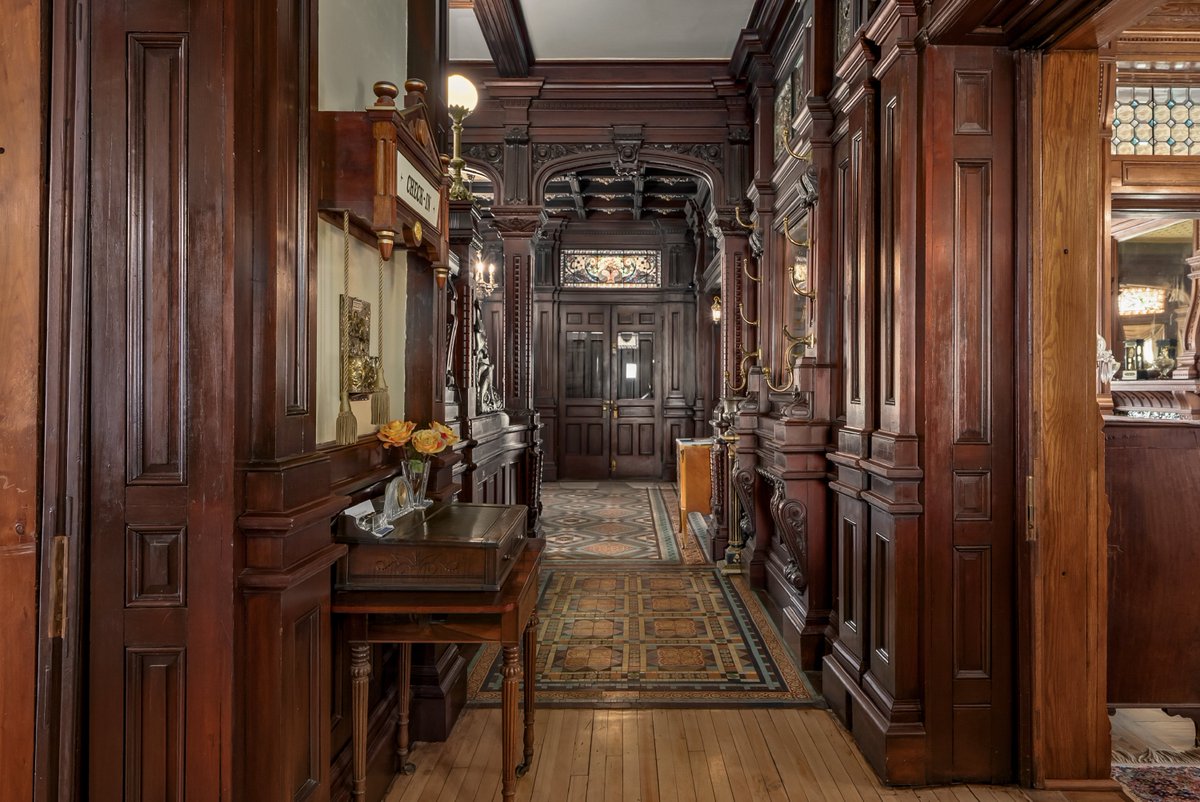 Zillow Gone Wild 🏡 tweet media