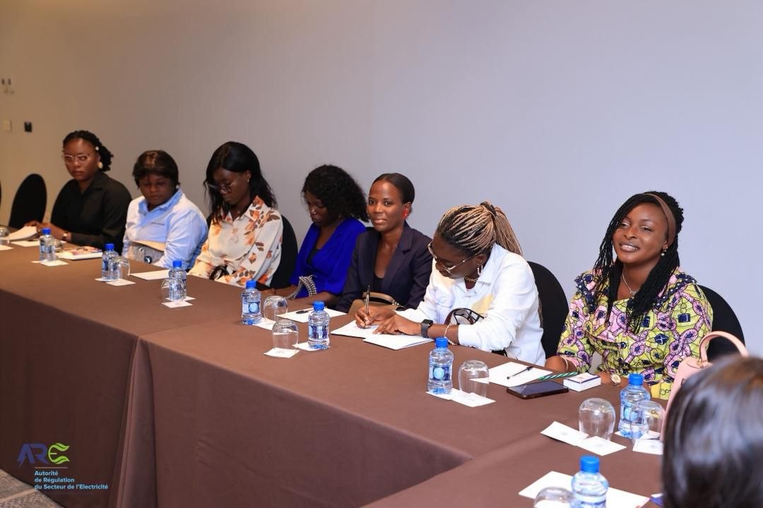 GaligombiP's tweet image. La DG de l'@AREDRC1 Mme SORAYA AZIZ MOTO, a échangé ce 16/04/2026 avec les futures ingénieures de l'UNIKIN pour rapprocher la régulation des jeunes talents féminins et promouvoir les carrières #STEM dans le secteur électrique, préparant ainsi une relève dynamique et inclusive.