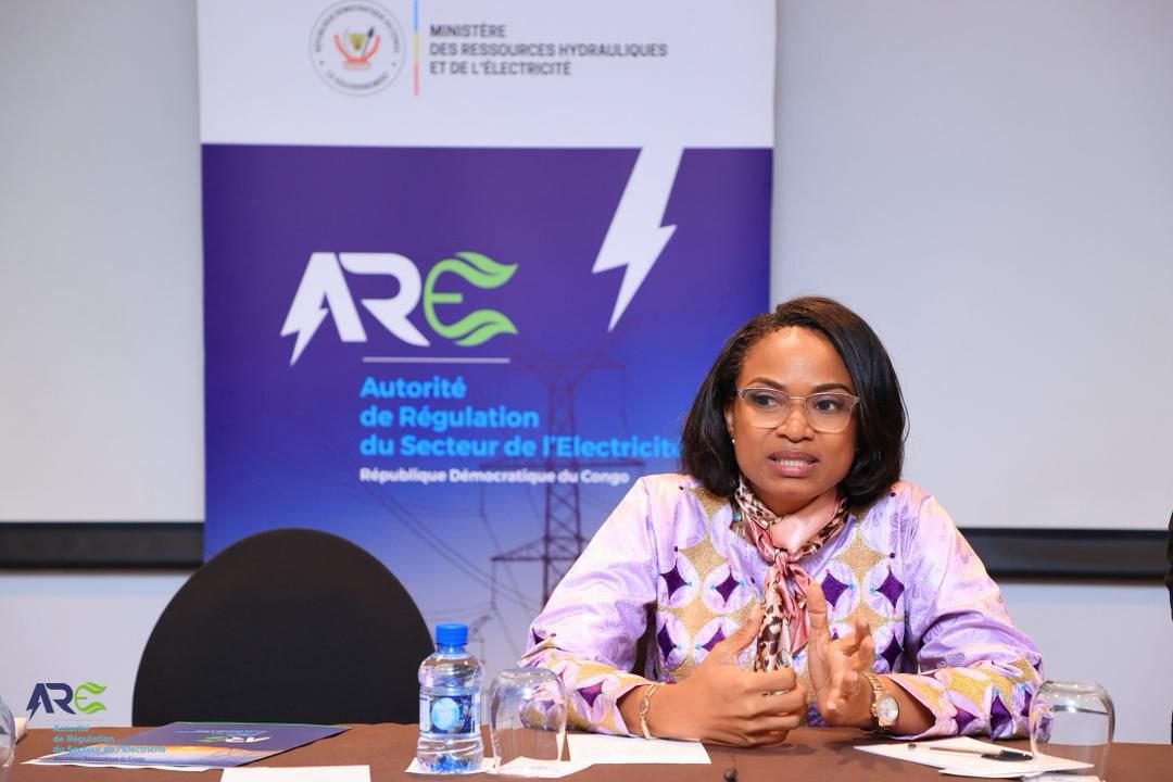 GaligombiP's tweet image. La DG de l'@AREDRC1 Mme SORAYA AZIZ MOTO, a échangé ce 16/04/2026 avec les futures ingénieures de l'UNIKIN pour rapprocher la régulation des jeunes talents féminins et promouvoir les carrières #STEM dans le secteur électrique, préparant ainsi une relève dynamique et inclusive.