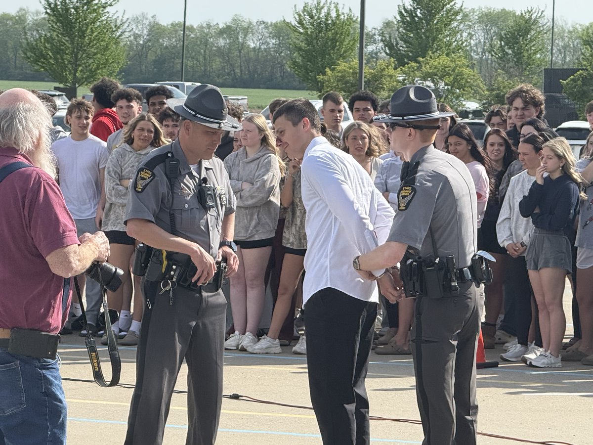 OSHP_SWOhio's tweet photo. Yesterday, we participated in a #DRIVEToLive detail and mock-crash at Edgewood HS. During the event, we walked students through the response process for a serious injury or fatal crash. We also had meaningful conversations with the students about making good decisions. https://t.co/bBj9sGoFsp