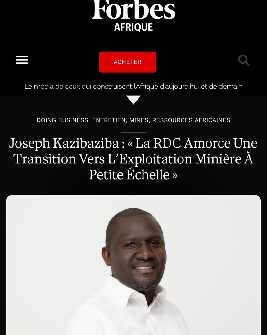 wembi_steve's tweet photo. #RDC: Forbes Afrique
Joseph Kazibaziba : « La RDC Amorce Une Transition Vers L’exploitation Minière À Petite Échelle »

🅵 Directeur général de l’entreprise publique DRC Gold Trading et vice-président national de la Fédération des entreprises du Congo (FEC), Joseph Kazibaziba décrypte les enjeux, mutations et défis d’un secteur minier en pleine recomposition.

Forbes Afrique : Quel Est Le Rôle De DRC Gold Trading ?

Joseph Kazibaziba : DRC Gold Trading est une société de portefeuille de l’État congolais dont la mission principale est d’assainir la chaîne d’approvisionnement de l’or artisanal. Elle est chargée de l’achat, de la commercialisation et de l’exportation de l’or issu de l’exploitation artisanale et à petite échelle.

La société a pour actionnaires l’État congolais, la Gécamines et d’autres partenaires publics. Elle est aujourd’hui la plus grande société de trading d’or artisanal en RDC, un modèle qui n’existait pas auparavant.Cette initiative est née de la volonté du président de la République, Félix-Antoine Tshisekedi Tshilombo, de faire bénéficier les communautés locales des retombées de l’exploitation minière artisanale et de restaurer la confiance de l’État dans ce secteur.

Dans le secteur artisanal et à petite échelle, DRC Gold Trading est le principal acteur pour l’or. Pour les minerais stannifères, plusieurs sociétés opèrent dans la cassitérite, le coltan et la wolframite.

À ce titre, CGX Minerals, société de mon groupe, figure parmi les plus grands exportateurs de minerais stannifères en RDC, avec des bénéficiaires congolais, ce qui est un élément important à souligner.

Forbes Afrique : Comment Se Présente Le Secteur Minier Congolais Actuellement ?

Joseph Kazibaziba : Le secteur minier en République démocratique du Congo se décline essentiellement en deux grands segments : les mines industrielles et les mines artisanales. Dans le secteur des mines industrielles, la RDC est déjà engagée dans un processus avancé de transformation locale, notamment dans le cuivre et le cobalt. Un pas important a été franchi dans la chaîne de valeur, avec la multiplication d’unités de transformation, particulièrement dans l’ex-Katanga, devenu un véritable pôle de concentration industrielle. On retrouve également l’or exploité industriellement, ainsi qu’un ensemble d’équipements et d’infrastructures qui soutiennent cette dynamique. Cette orientation vers la transformation locale est appelée à se renforcer dans les années à venir.

À côté de cela, le secteur des mines artisanales est très présent notamment dans l’Est du pays. On y exploite principalement les minerais dits stannifères : la cassitérite, le coltan et la wolframite, ainsi que l’or. Le coltan, en particulier, est au cœur de nombreuses difficultés. C’est un minerai stratégique, mais aussi celui qui a généré le plus de problèmes en raison de son exploitation désorganisée, des circuits illicites et des enjeux sécuritaires dans les zones concernées.

L’or artisanal, quant à lui, est également exploité avec toutes les conséquences sociales, économiques et environnementales que cela implique. En résumé, le secteur minier demeure l’un des principaux contributeurs au budget national. La RDC figure parmi les plus grands producteurs mondiaux de cuivre et de cobalt. Les minerais stannifères et l’or occupent également une place stratégique, malgré certaines pertes de contrôle observées ces dernières années, notamment dans les provinces du Nord-Kivu et du Sud-Kivu, riches en coltan et en cassitérite. L’occupation de certaines zones minières stratégiques, comme celle de Rubaya, a contribué à cette perte de contrôle, alors même qu’il s’agit de l’un des plus grands gisements de coltan du pays, voire de la région.

Forbes Afrique : Aujourd’hui, On Observe Une Transition Vers L’exploitation À Petite Échelle. Comment Cette Transition Se Déroule-T-Elle ?
