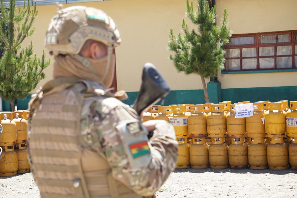El viceministro de Lucha Contra el Contrabando, informaron que en los últimos 42 días se ejecutaron diversos operativos de contrabando. Se realizó la aprehensión de 12 personas y generaron una afectación económica calculada en 16.300.000 bolivianos.

#Contrabando

📷: APG