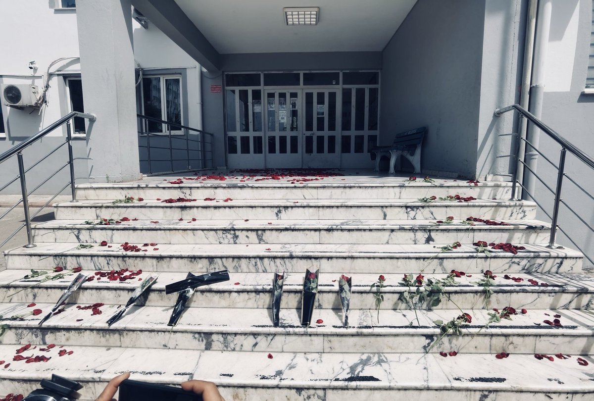 sukunnettt's tweet photo. Alt tarafı bir çiçek koklayıp, bir hayvan sahiplenip, birkaç insan tanıyıp, sevip gidecektik bu dünyadan.. nasıl kötü bir zamana denk geldi ömrümüz.. https://t.co/OC7u1PaN6b