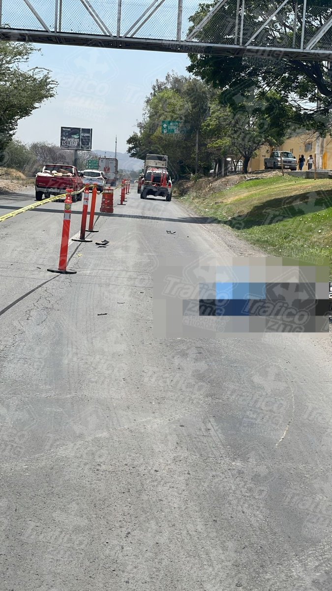 Trafico_ZMG's tweet photo. 🚨 #AlMomento

Un motociclista murió tras un accidente registrado sobre carretera a Chapala, a la altura de la carretera Santa Rosa-La Barca. 🏍️⚠️

🚗 El percance genera tráfico lento en dirección hacia Chapala. Toma precauciones si circulas por la zona.

#TráficoZMGPeriodismoCiudadano