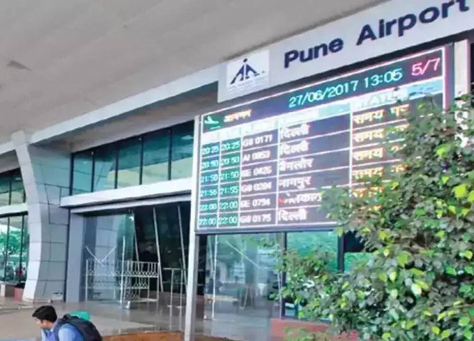 editor_pakfront's tweet photo. 🚨🇮🇳 BREAKING  Pune Airport Runway Temporarily Closed After Indian Airforce Aircraft Incident

IAF plane involved in an incident at Pune’s Lohegaon airport. Aircrew safe, no damage to civil property.   Runway being cleared; normal ops to resume ASAP. https://t.co/QqFfKvFmYP
