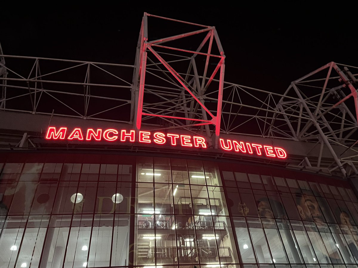 Kenny1993NL's tweet image. Manchester United stadion, Old Trafford, in de avond. ⚽️🏴󠁧󠁢󠁥󠁮󠁧󠁿 #MUNLEE #MUFC #Manchester2026