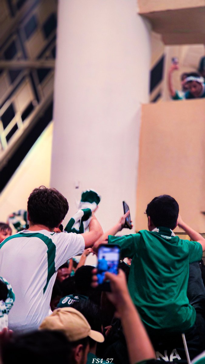 خَضراءُ تَنْبِضُ في القُلوبِ مَوَدَّةً 
 رُفِعَتْ لِواءً تَعْشَقُ الأَبصارُ
شاخَ الزَّمانُ وَحُبُّهُمْ في عُنْفُوانِهِ
  لا يَنْحَني، مَهما قَسَتْ أَقدارُ💚