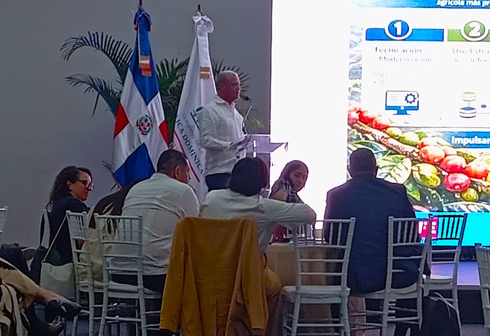 INDOCAFERD_'s tweet photo. INDOCAFE, junto al MAP, impartió una charla sobre el SISTAP y la conformación de su Comité Mixto, orientada a todo el personal para prevenir riesgos laborales. Se abordaron temas como ambiente, iluminación, postura y organización del trabajo, en cumplimiento de la Ley 41-08. https://t.co/AUrHrHXtld