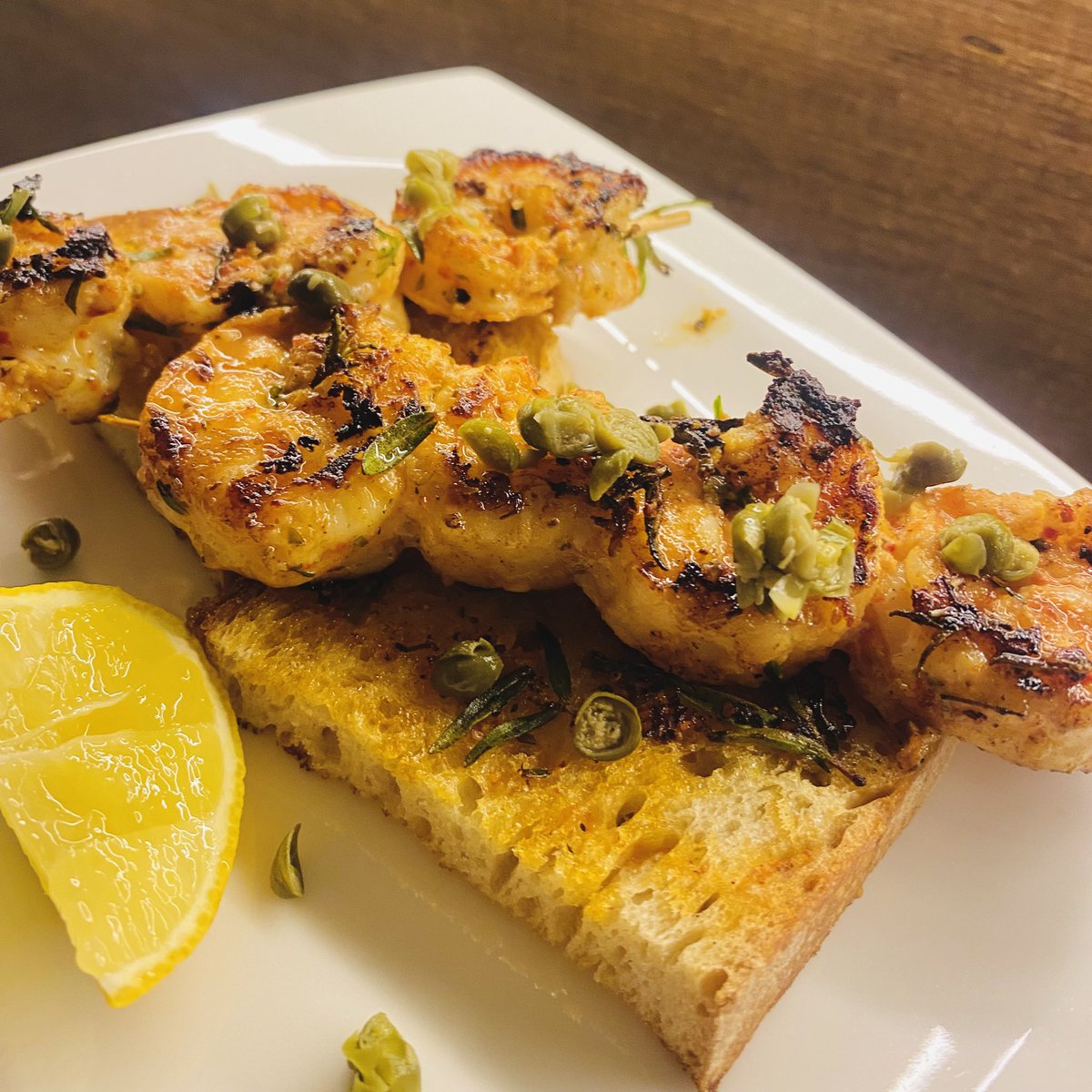 mavimatrushka's tweet photo. Bi’ nevi tapas tabağı. Deney mutfağımda bugün zahterli ve limonlu ızgara karides şiş vardı. https://t.co/RIdrQN2MBR