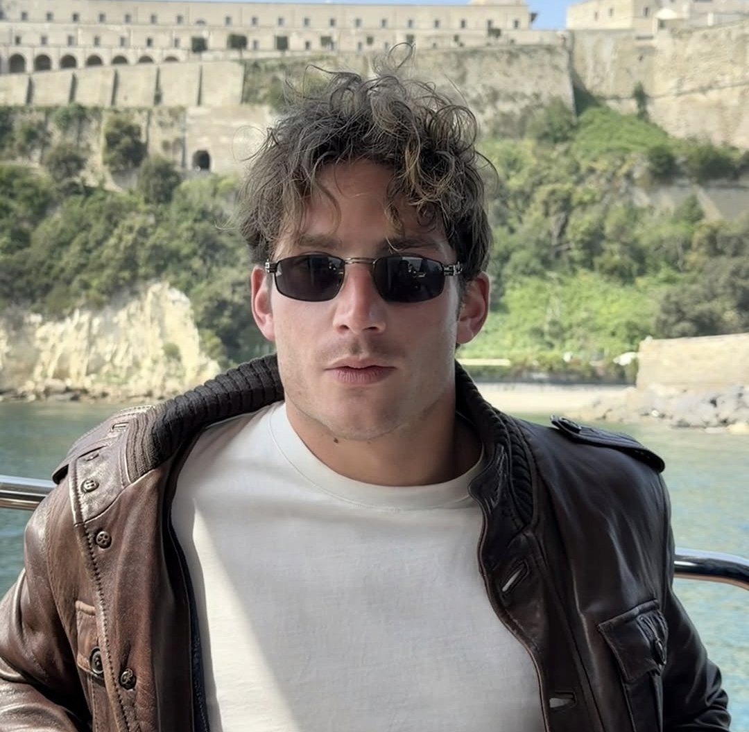 Nuovo post del fiocchetto correte tutti su ig a riempirlo di like e repost 🎀🎀
#tommavi