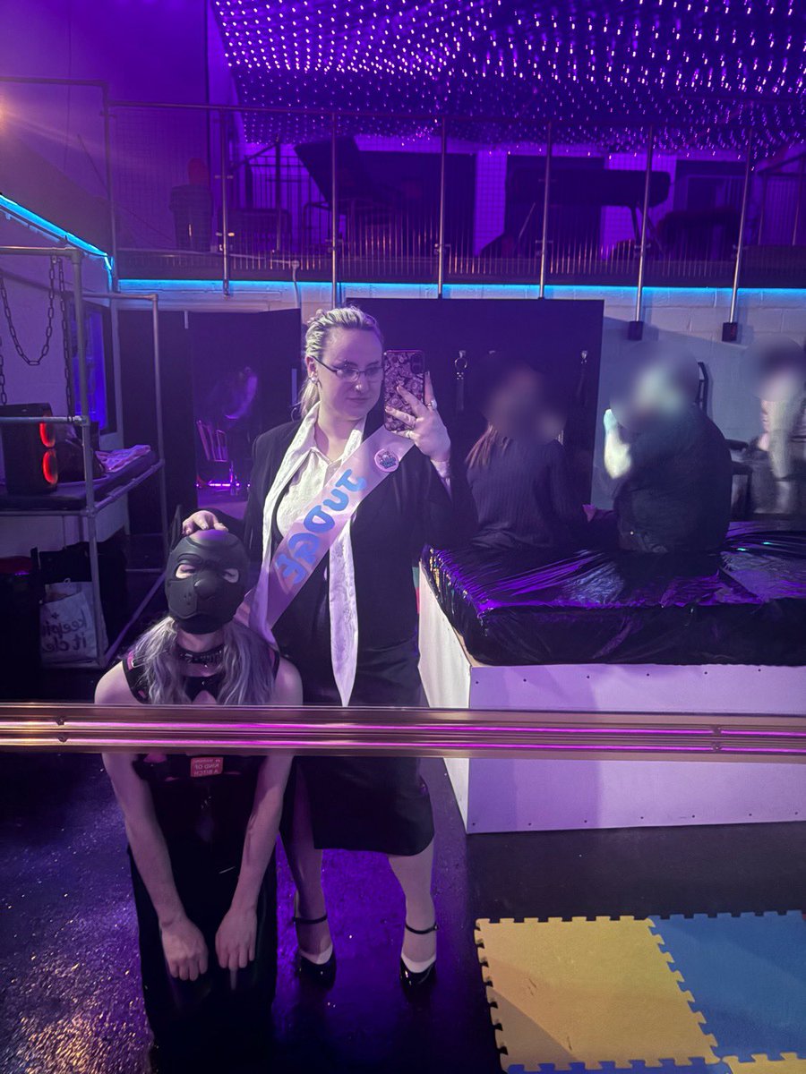 Our ‘Perfect Paws Pet Show’ @kinkministry starts at 9pm! Sign up with one of our judges before then for a chance to win some pawsome prizes, show off your skills and have fun! 🐾

🐕 <a href="/VTrixxCam/">Violet</a>