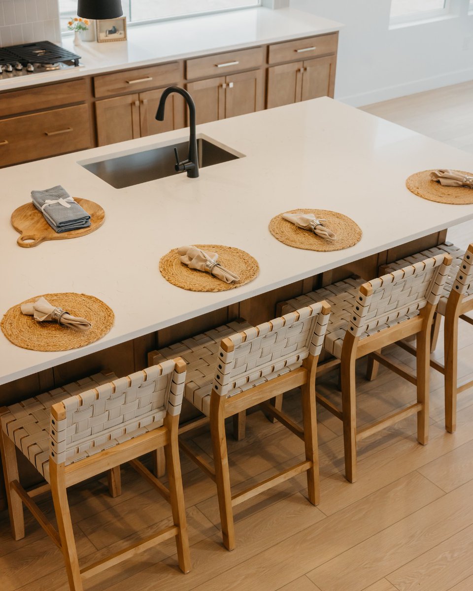 CandlelightHome's tweet photo. From family dinners to making cookies and cozy weekend brunches, the Northstar kitchen was designed for the moments that matter most.

✔️ A spacious island
✔️ Elegant pendant lighting
✔️ Premium appliances and a walk-in pantry

Tour at Firefly: https://t.co/eqywEEa1X4 https://t.co/txBvijEuzT