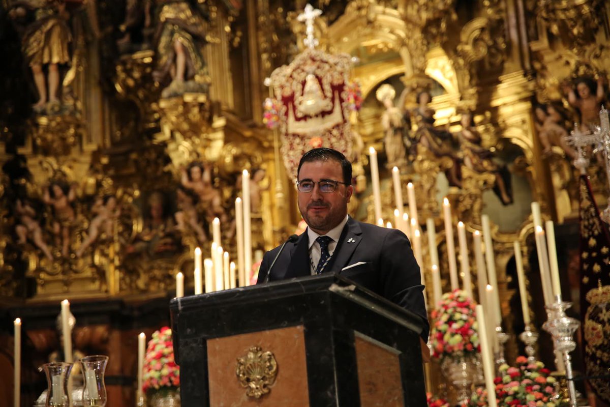 🔵 Entre sones rocieros, los del tambor y el flautín de Gustavo Pedrero, <a href="/MoisesRuz/">Moisés Ruz</a> se detiene ante la Virgen del Rocío de la <a href="/HdadRociodeSev/">Hdad. Rocío de Sevilla</a>:

"¡Tamborilero, al tambor!
Que todo pasa deprisa
y en un suspiro y sin voz
regresarás a la orilla
tras cruzar ese océano
que navega en
