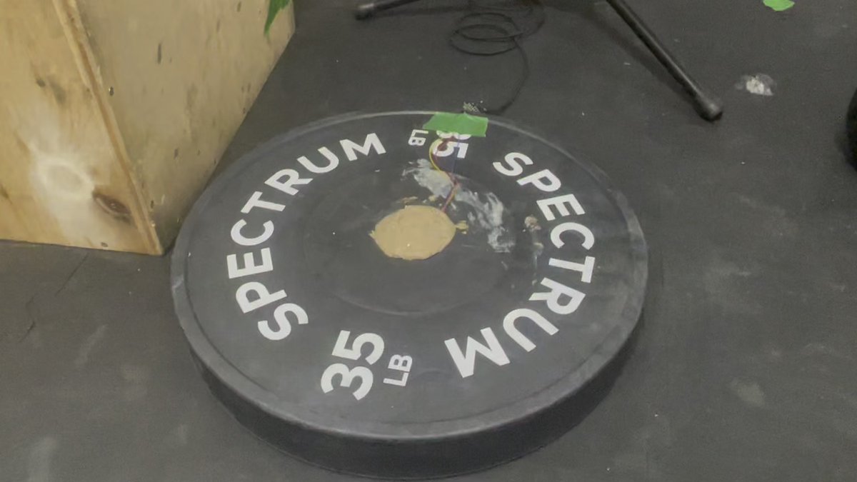 leblanc_fg's tweet image. Very proud moment rn, first ever power measurements for #sledgehammer/#mace #workouts. Just did a quick 21-15-9 sledgehammer cals &amp;amp; #burpees.

Here's the fully functional setup. Looks ugly I know, but it works. Not shown: iOS app.