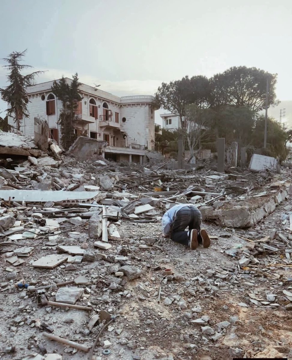 A photo from southern Lebanon today; 
We bow to none but Allah swt.
❤️🌹