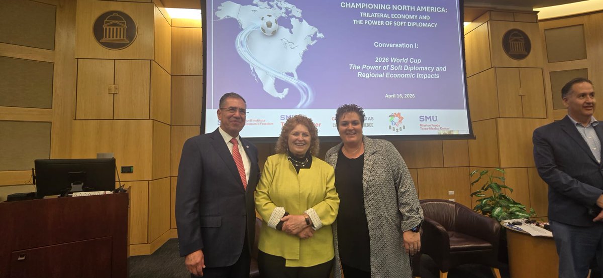 ConsulMexDal's tweet photo. Con un mensaje de unidad e integración entre 🇲🇽🇺🇸🇨🇦, el Cónsul General @LuisRBucio se unió a voces del sector económico, diplomático y deportivo en el panel “Championing North America”, organizado por @SMUTexasMexico de @SMU

#DiplomaciaEconómicaMX
#DiplomaciaDeportivaMX https://t.co/h5oo72DXKp