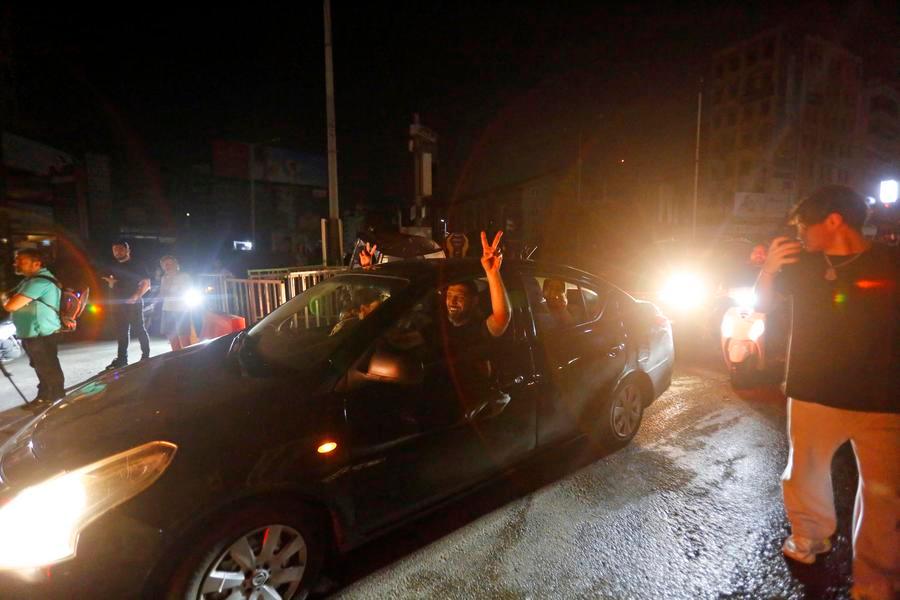 XHNews's tweet photo. As Day 1 of the ceasefire between Lebanon and Israel unfolds, the situation remains delicate, with many Lebanese balancing brief moments of relief against concerns that the truce may not fully hold https://t.co/oLl1qBqiAQ #FromTheFrontline https://t.co/N77BWJt0ql