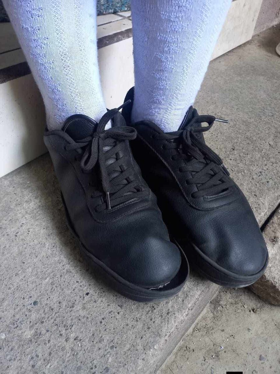 Mientras Bukele, que dice amar al pueblo, anda zapatos de 5 mil dólares de tus impuestos, estos son los zapatos que le dan a tus hijos. Se arruinan en dos meses. Gracias Prezi 🤬