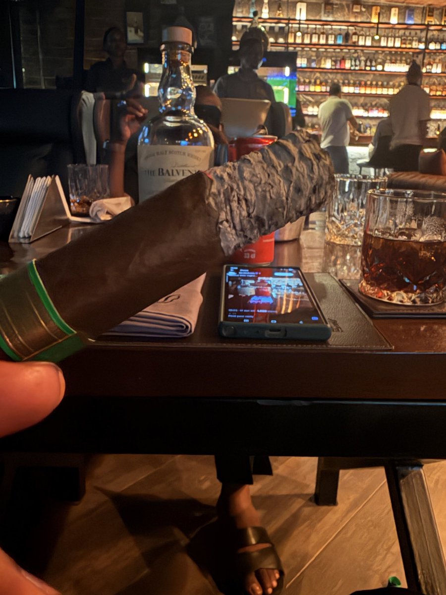 The lounge gave my friends and I shots of Ka  Va Lan. It actually tastes very good for a drink of 51.6% alcohol.

Dias de Gloria x The Balvenie 

Of smokes and quality whisky distilled for the bonds of quality friendship.