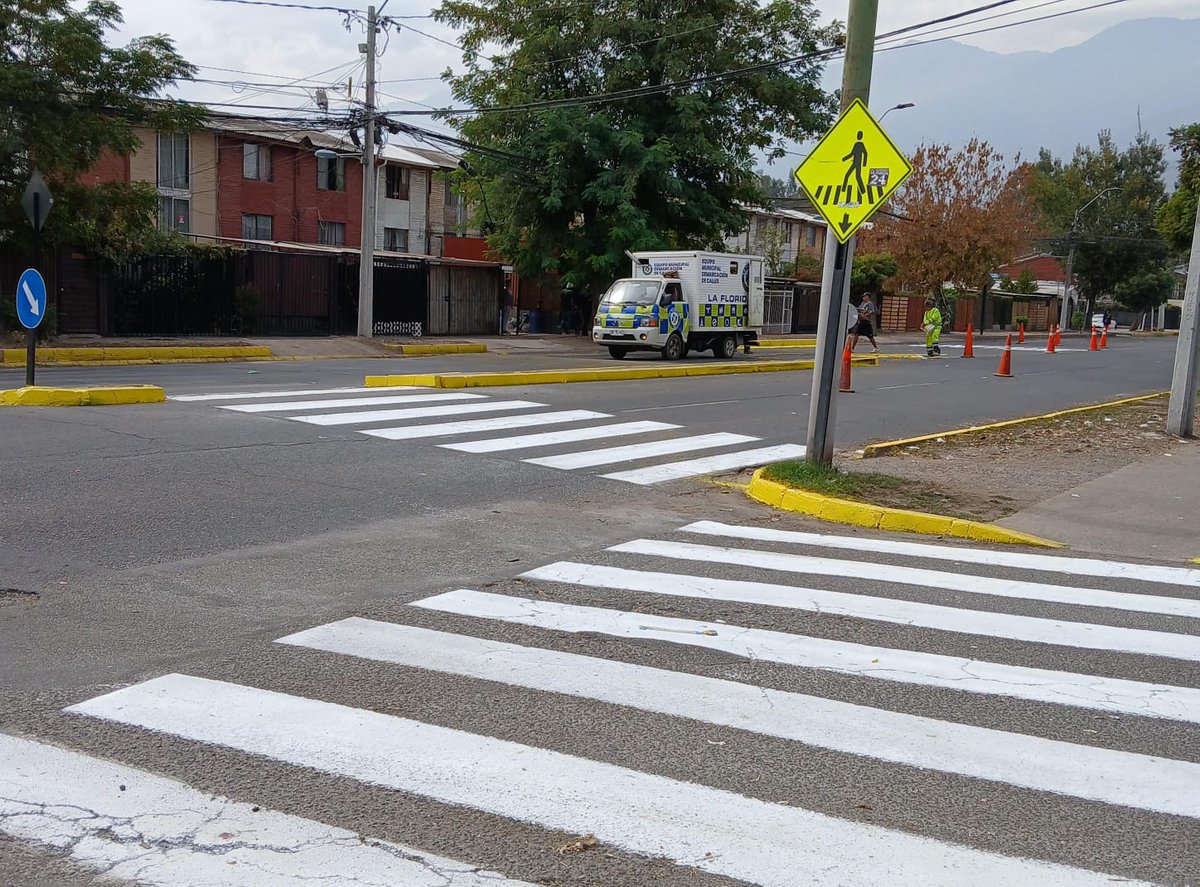 OngChile's tweet photo. Gracias por la demarcación vial en calle en san José de la Estrella, el marmol y el acero a la @MuniLaFlorida @radiolaflorida @hdestrellamunoz https://t.co/9lfHPncob6