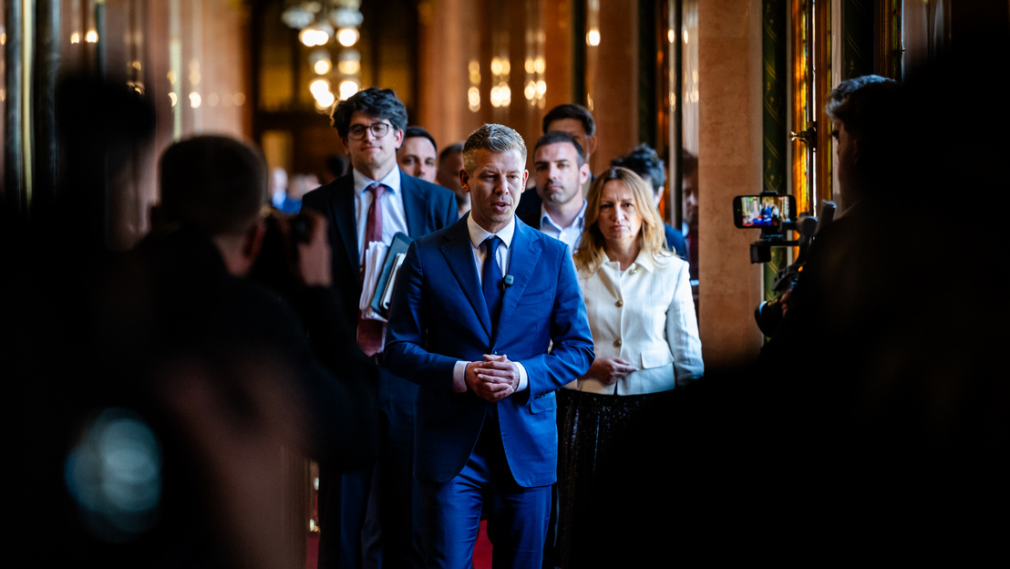 indexhu's tweet image. Előléptek Magyar Péter kulcsemberei, akik eddig a háttérben mozogtak.

index.hu/belfold/2026/0…

Fotó: Papajcsik Péter / Index

#Hungary #government #change #parliament #indexhu