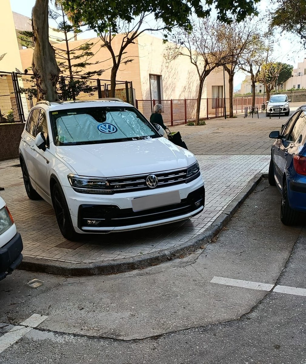 Los vecinos de #LosCorazones❤️❤️ buscan ya cualquier sitio para poder aparcar, por la falta de prevención con el proyecto a medida del #CaixaHUMO que el equipo de <a href="/pacodelatorrep/">Paco de la Torre</a> ha demostrado 😡
‼️Ante la falta de prevención, DIMISIÓN‼️
El 30 manifestación 💪