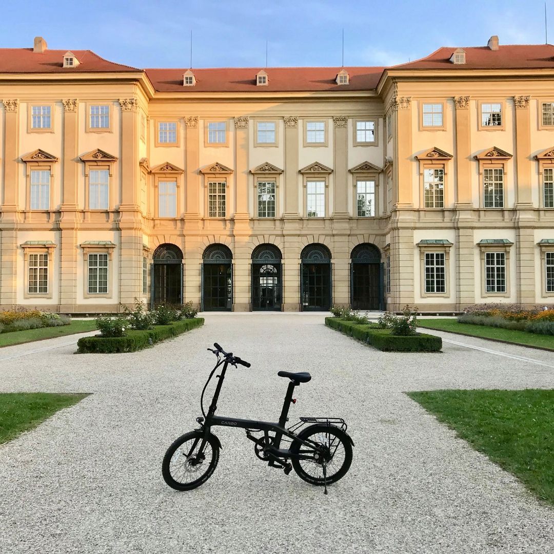 Rolling through history, powered by tomorrow.

CARBO is the ultimate royal ride for modern explorers 👑 🚲 

#ridecarbo #carbo #carboelectricbike #ebike #foldingebike #lightweightebike

Images courtesy of our CARBO community.