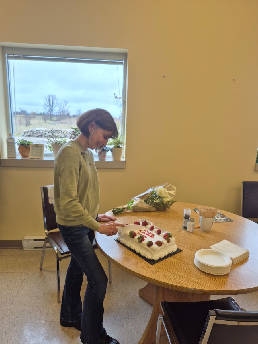 HCSSGreyBruce's tweet photo. 💐 Happy Retirement to Caroline Draper! Thank you for 20 years of dedication at HCSS. We wish you the best! 💙 #HappyRetirement #ThankYouCaroline #HCSSProud #NursingLeadership #Grateful https://t.co/S1w3GCxkUC